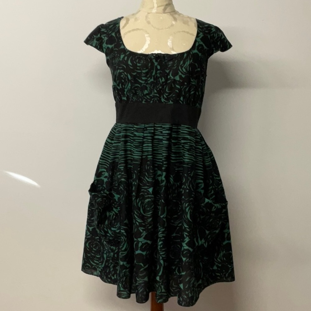 Women’s Taylor Green and Black Rose Print Dress Size 6